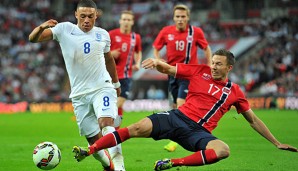 Alex Oxlade-Chamberlain (l.) hatte mit den Three Lions viele Probleme gegen die norwegische Abwehr