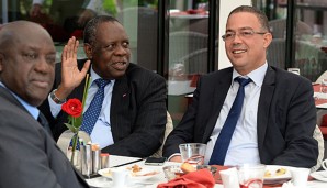 CAF- Präsident Issa Hayatou (M.) entzieht Fouzi Lekjaa (r.) und Marokko den Afrika-Cup