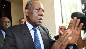 Issa Hayatou und der afrikanische Fußball-Verband CAF entschieden sich gegen eine Verlegung des Turniers