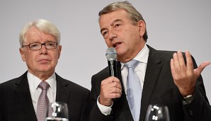 Wolfgang Niersbach (r.) sieht noch "einige schlaflose Nächte" wegen der WM in Katar kommen