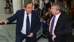 Wolfgang Niersbach (r., neben Michel Platini) steht vor einer Beförderung