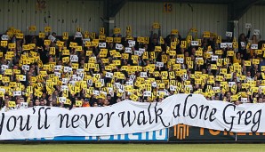 Lokeren Fans gedenken den an Herzversagen verstorbenen belgischen Profi Gregory Mertens