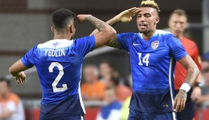 Danny Williams (l) freut sich mit DeAndre Yedlin (r) über seinen Treffer gegen die Elftal