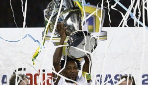 Ze Roberto weiß auch mit 41 Jahren noch, wie man einen Pokalgewinn feiert