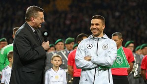 Reinhard Grindel (l.) redet zu Ehren von Lukas Podolskis Abschiedsspiel