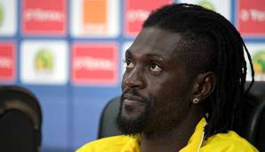 Emmanuel Adebayor geht Arsene Wenger scharf an.