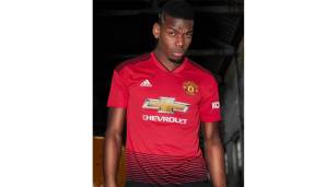 Beim neuen Heimtrikot versucht es Manchester United in dieser Spielzeit mit schwarzen Elementen auf dem traditionell roten Jersey.