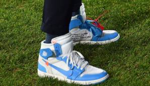 Wer sagt, dass nur Fußballstars den Swag aufdrehen können? Hier kommt ein bekannter Trainer mit extravaganten Off-White Jordan 1 University Blues um die Ecke - beziehungsweise an die Seitenlinie. Es ist ...