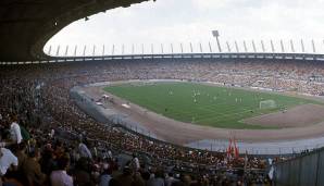 RHEINSTADION (Düsseldorf): Die historische Spielstätte der Fortuna wurde 2002 abgerissen und durch eine moderne Multifunktionsarena mit schließbarem Dach ersetzt, die heute den Namen "Merkur Spiel-Arena" trägt.