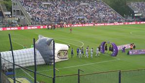 Einlauf durch ein Wolfsmaul: Die Spieler von Gimnasia und Velez betreten den Platz.