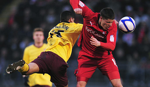 Das nennt man wohl Pokalfight: Leytons Alex Revell und Arsenals Denilson im Kampf um den Ball