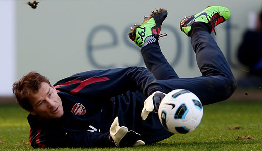 Noch trägt Jens Lehmann den Trainingsanzug und fliegt nur beim Aufwärmen vor dem Spiel