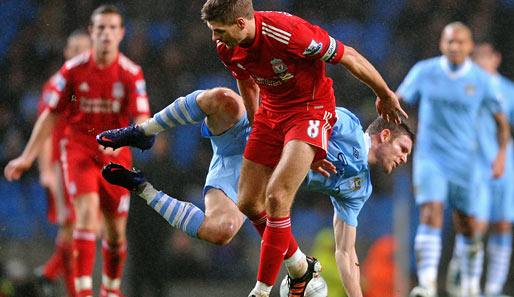 Der FC Liverpool (hier: Steven Gerrard) setzte sich im Hinspiel mit 1:0 bei Manchester City durch