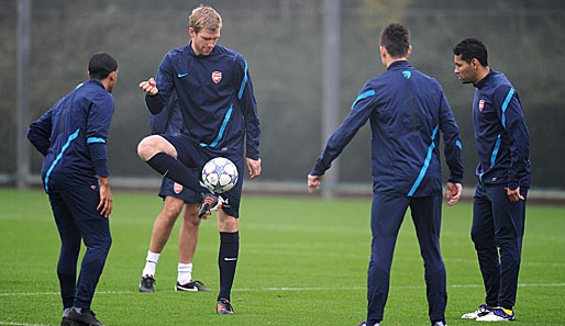 Per Mertesacker (2.v.l.) soll noch diese Woche wieder auf dem Trainingsplatz stehen