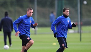 Lukas Podolski mit Teamkollege Mesut Özil beim Arsenal-Training am Montag