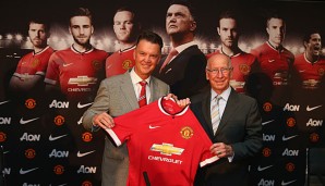 Louis van Gaal (l.) wurde von keinem geringeren als Sir Bobby Charlton vorgestellt