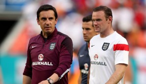 Gary Neville (l., mit Wayne Rooney) hat sein Unverständnis über Louis van Gaal geäußert