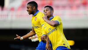 Serge Gnabry (r.) kann nach langer Pause wieder für die Gunners auflaufen