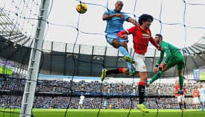 Kompany und Fellaini im Luftkampf