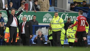 Louis van Gaal feierte im Goodison Park einen 3:0-Sieg der Red Devils, ließ Depay aber auf der Bank