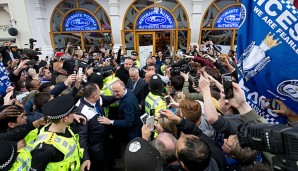 Leicester City will die Trophäe in einem offenem Bus der ganzen Stadt präsentieren