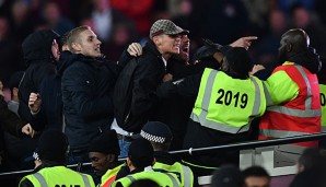 "Fans" von West Ham United feuerten gegen Ende der Partie Sitzschalen in den Gästeblock