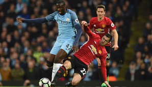 Henrikh Mkhitaryan im Zweikampf mit Yaya Toure