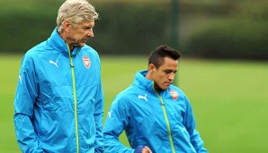 Arsene Wenger (l.) ist offenbar von seinem Schützling Alexis Sanchez beeindruckt