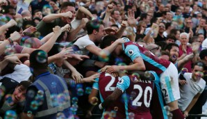 Die West-Ham-Spieler feiern nach dem Führungstor gegen Swansee mit ihren Fans