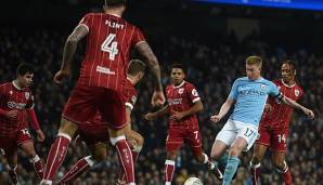 Kevin De Bruyne am Ball gegen mehrere Gegenspielerq