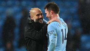 Trainer Pep Guardiola beglückwünscht Aymeric Laporte zu seinem gelungenen Debüt für Manchester City.