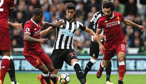 Mohamed Salah versucht Mikel Merino im Zweikampf den Ball abzunehmen.