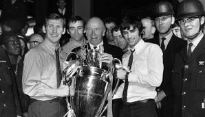 Matt Busby präsentierte den Europapokal der Landesmeister (mit Pat Crerand (l.) und George Best).