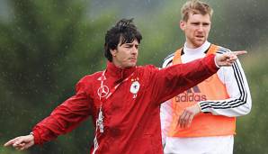 Joachim Löw und Per Mertesacker bei einer Trainingseinheit im Jahr 2012.