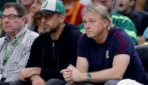 Mit Aston-Villa-Shirt und Aaron Rodgers als Nachbarn bei den Bucks: Wes Edens (r.)