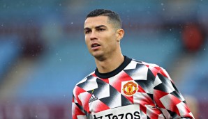 Manchester United hat ein riesiges Banner, auf dem Cristiano Ronaldo zu sehen ist, von der Vorderseite des Old Trafford entfernt,