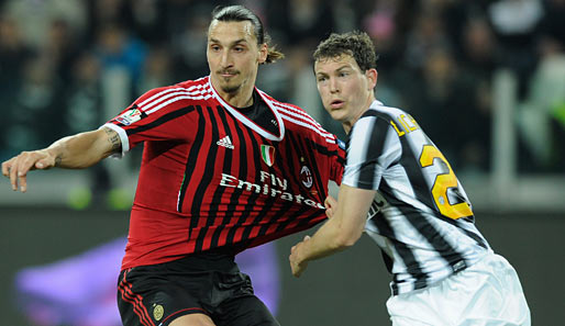 Stephan Lichtsteiner (r.) im Zweikampf mit seinem künftigen Kollegen (?) Zlatan Ibrahimovic