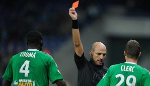 Kurt Zouma sieht für sein Horrorfoul an Thomas Guerbert die rote Karte