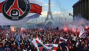 Ein von englischen Hooligans rassistisch beleidigter Fan setzt ein Zeichen gegen Rassismus