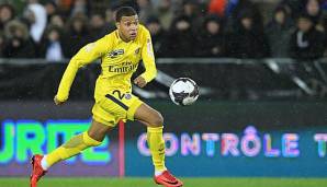 Paris Saint-Germain Kylian Mbappe nimmt den Ball im Sprint mit