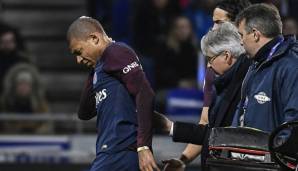 Kylian Mbappe hält sich den Nacken: Nach einem Zusammenprall musste er ausgewechselt werden.