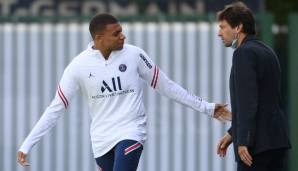 Kylian Mbappe (l.) im Gespräch mit PSG-SportdirektorLeonardo (r.).