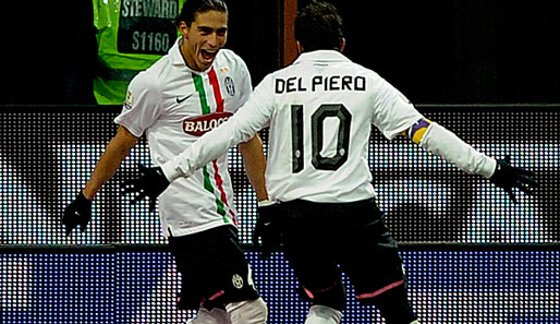 Der Matchwinner in Mailand: Rückkehrer Martin Caceres (l.) jubelt mit Alessandro Del Piero