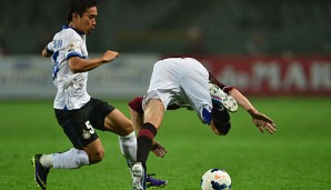 Matteo Brighi (r.) im Zweikampf mit Yuto Nagatomo