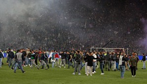 Nach dem Pokalfinale enterten die Anhänger das Spielfeld