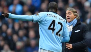 Roberto Mancini (r.) trainierte Yaya Toure schon bei Manchester City