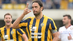 Luca Toni schraubt in dieser Saison wohl das letzte Mal an seinem Ohr