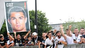 Sehr zur Freude der wartenden Fans, die den Portugiesen aber auch mit einem klaren Auftrag empfingen: "Cristiano, bring uns die Champions League", sangen die Juve-Anhänger im Chor.