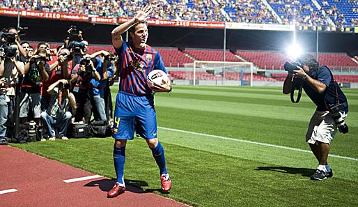 Cesc Fabregas bei seiner offiziellen Vorstellung beim FC Barcelona im Nou Camp