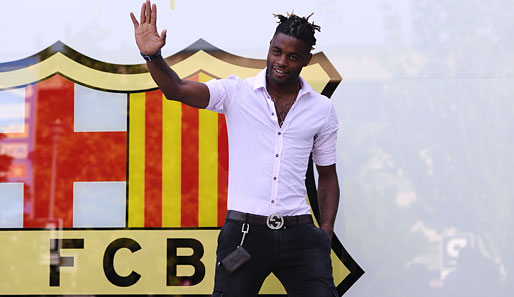 Alex Song posiert schon einmal vor dem Logo seines neuen Klubs